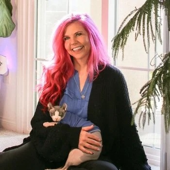 Kelsey Karr, MSW, LCSW, trauma and couples therapist in Las Vegas, NV, with her therapy cat Mowgli